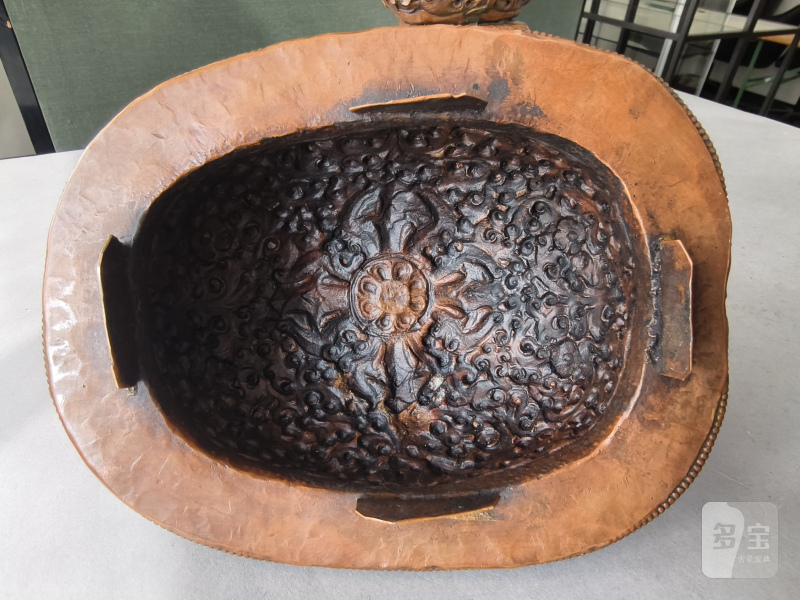 A COPPER EMBOSSED KAPALA WITH COVER ON STAND - 图22